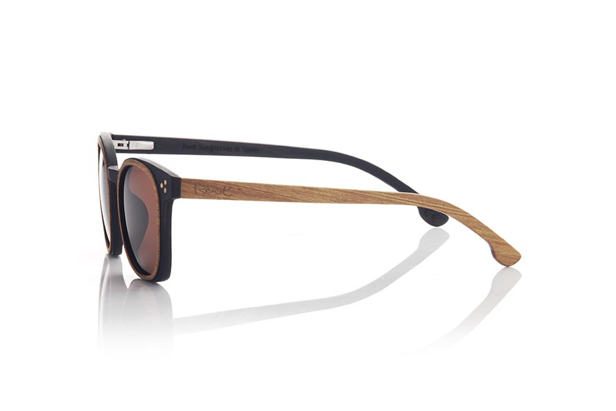 Wood eyewear of Walnut DAIVI. DAIVI wooden sunglasses are a variation of our GUSTAV model. In this model, the frame spectacularly combines walnut and oak wood in different reliefs, while the temples are made of oak on the outside and walnut on the inside. This unisex model combines the rounded relief with a squarer frame to give an elegant and sophisticated appearance. The glasses are available in two solid lens colors, brown and grey. With the DAIVI, you will have a fresh and modern look while enjoying the unique quality and style that only wooden glasses can offer. Front Measurement: 141X47mm Caliber:48 for Wholesale & Retail | Root Sunglasses® 